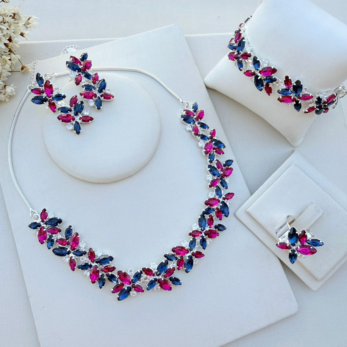 Kit 4 Acessórios Jessy Azul Safira com Pink Prata , Brinco, Anel Regulável, Pulseira e Colar