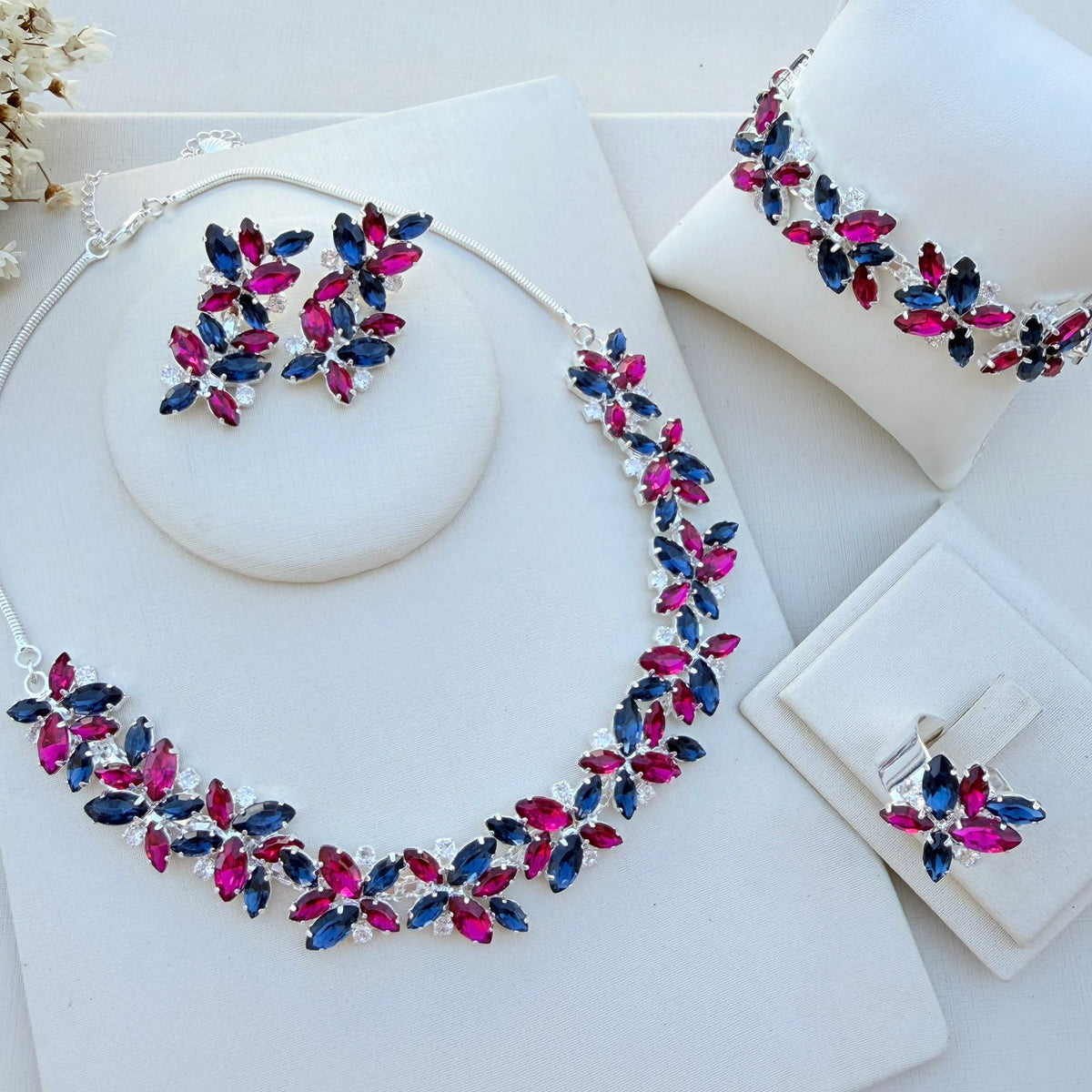 Kit 4 Acessórios Jessy Azul Safira com Pink Prata , Brinco, Anel Regulável, Pulseira e Colar