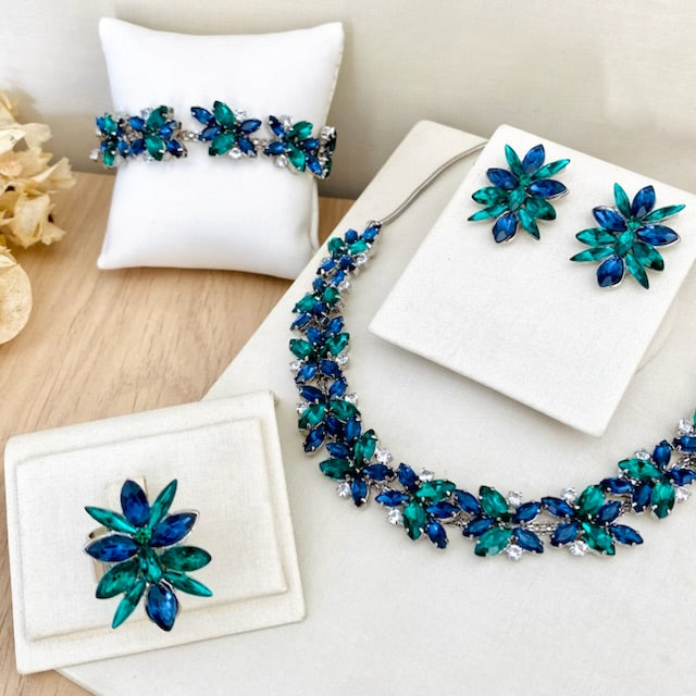 Kit 4 Peças Colar, Brinco, Pulseira e Anel Regulável Jessy Pedraria Azul Safira e Verde Esmeralda Banho Prata