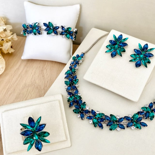 Kit 4 Peças Colar, Brinco, Pulseira e Anel Regulável Jessy Pedraria Azul Safira e Verde Esmeralda Banho Prata