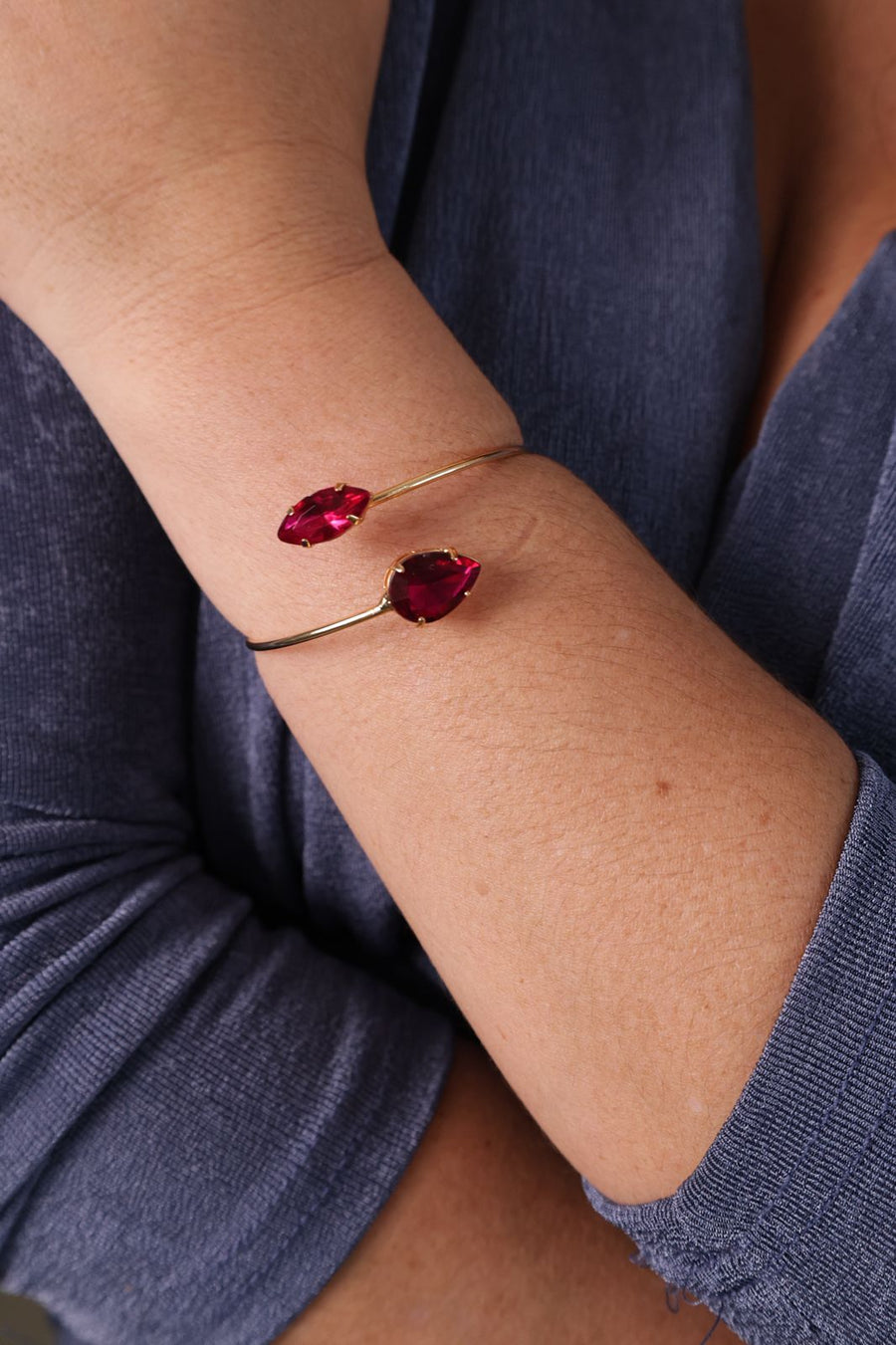 Kit Anel Regulável, Bracelete e Ear Cuff de Zircônia Fúcsia Dalia Dourado