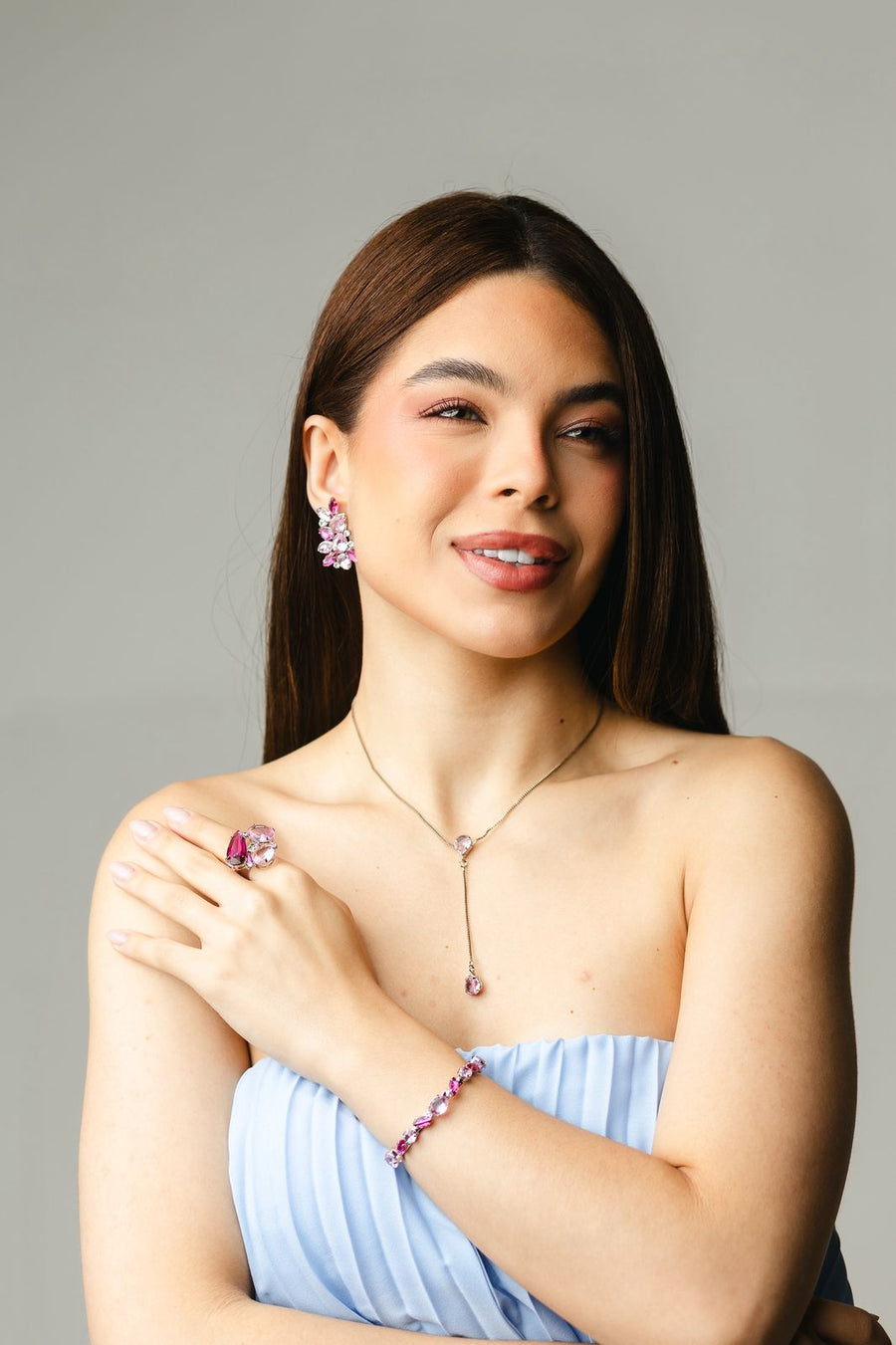 Kit Brinco, Bracelete, Anel Regulável e Colar Gravatinha Brooklyn em Zircônia Tons de Rosa Banho Prata