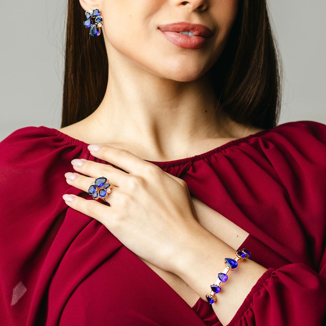 Kit Brinco, Bracelete e Anel Regulável The Bronx em Zircônia Azul Safira Banho Dourado