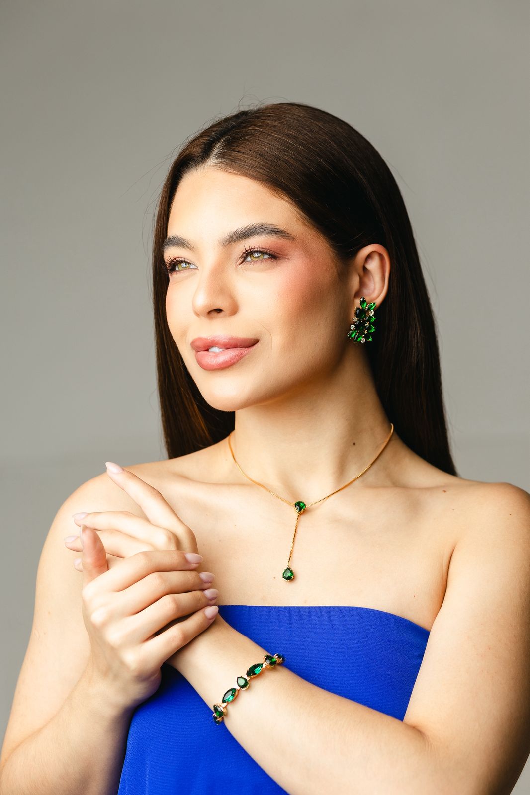 Kit Brinco, Bracelete e Colar Gravatinha Brooklyn em Zircônia Esmeralda Banho Dourado (3)