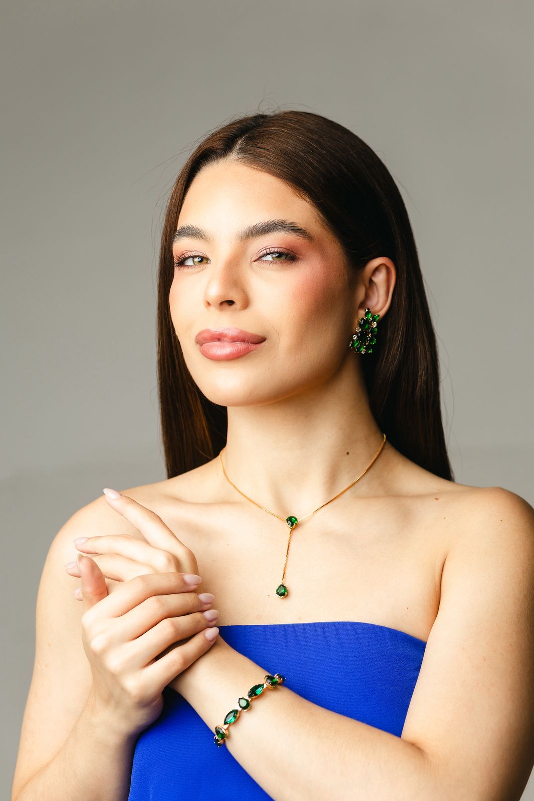 Kit Brinco, Bracelete e Colar Gravatinha Brooklyn em Zircônia Esmeralda Banho Dourado (3)