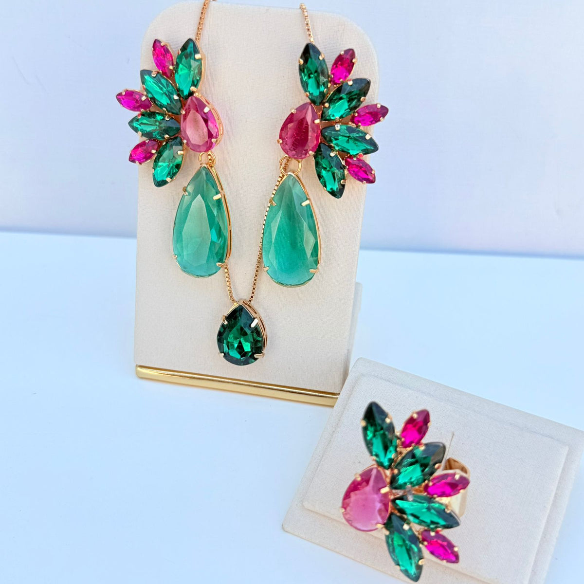 Kit 3 Peças Brinco, Colar e Anel Regulável Castel Rosa Pink Com Verde Dourado