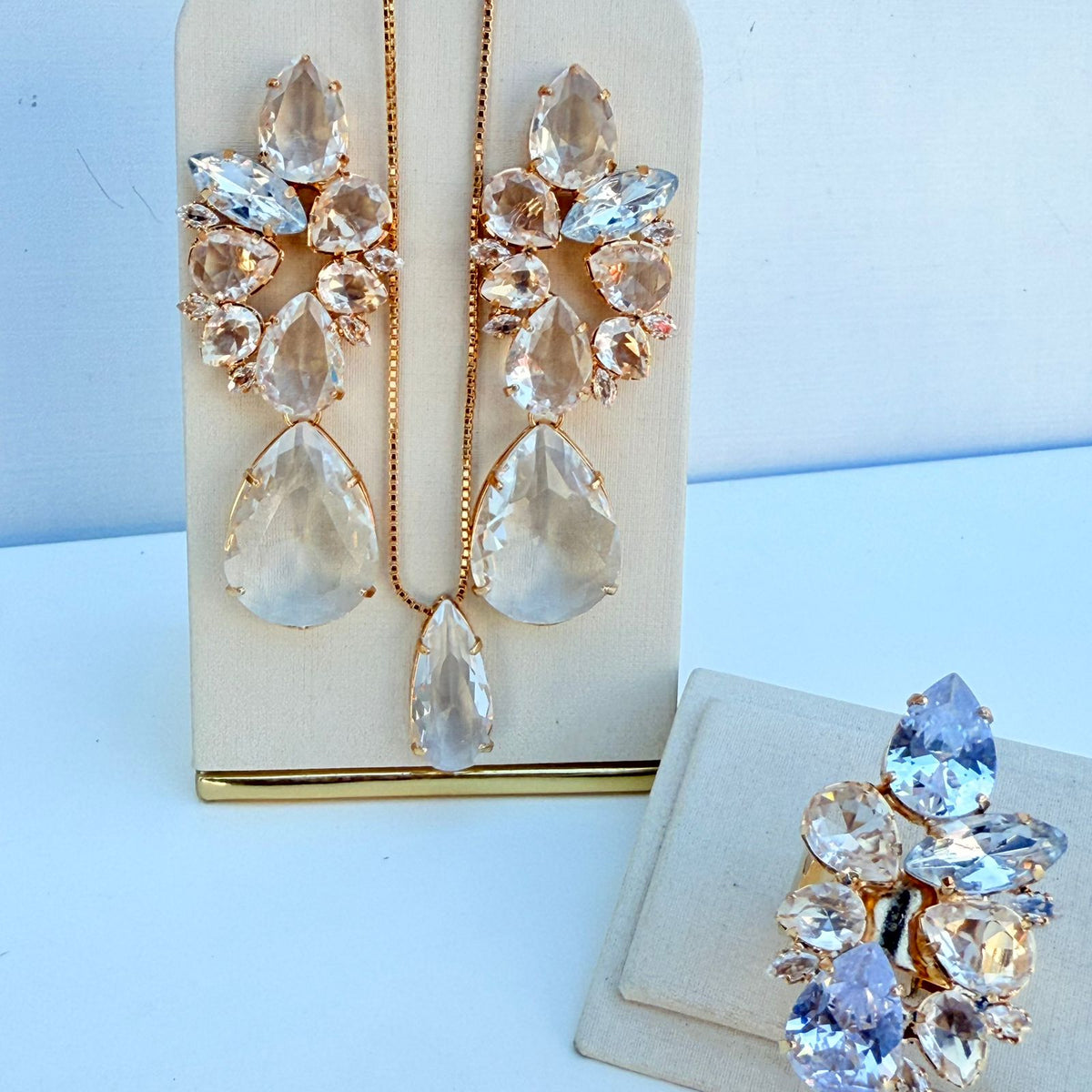 Kit 3 Peças Brinco, Colar e Anel Regulável Jorgina Cristal Dourado