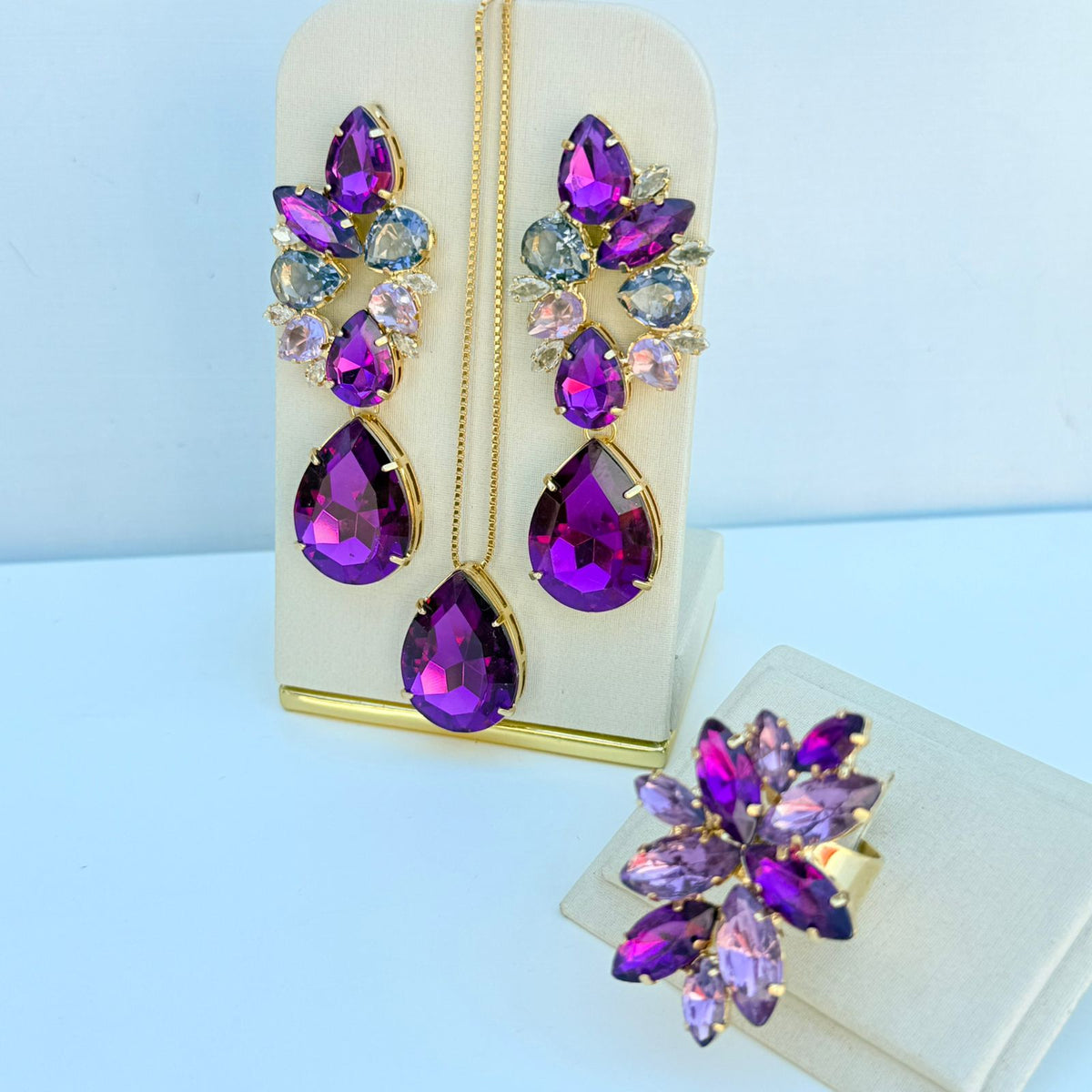 Kit Brinco, Colar e Anel Regulável Jorgina Tons De Roxo Dourado