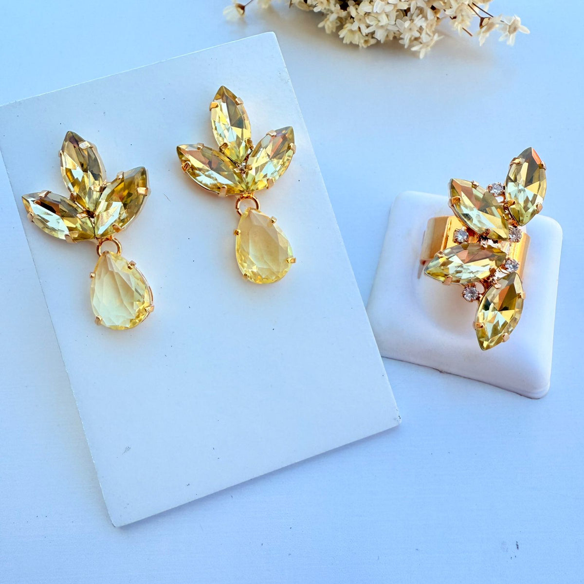 Kit Brinco e Anel Regulavel Petalas Amarelo Manteiga