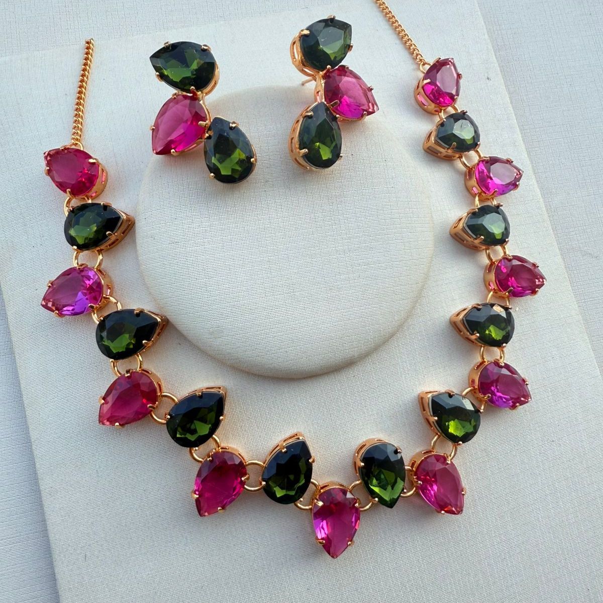 Kit Brinco e Colar Mirian Verde Oliva Com Fucsia