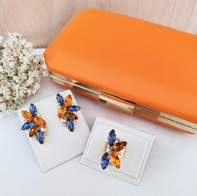 Kit Clutch, Brinco e Anel Regulável de Pedraria Viana Coral com Safira