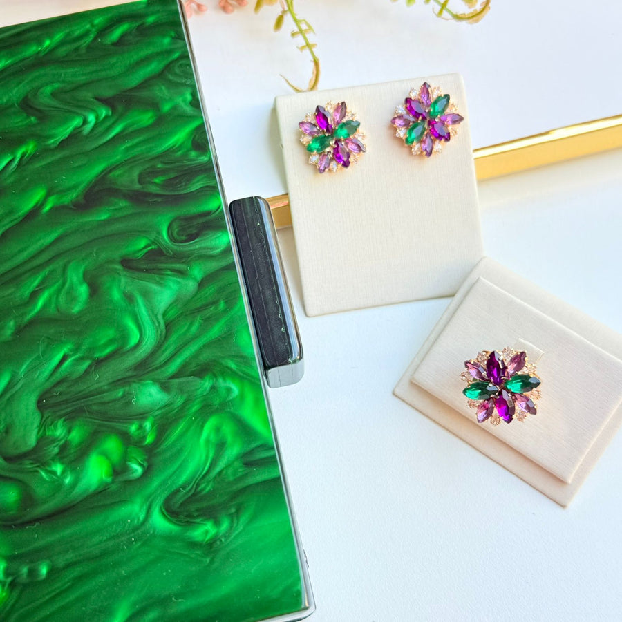Kit Clutch, Brinco e Anel Regulável de Pedraria Esmeralda com Roxo Soraya