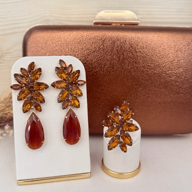 Kit Clutch, Brinco e Anel Regulável Londres de Pedraria Marrom Dourado