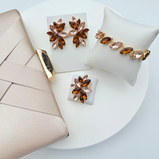 Kit Clutch, Pulseira, Brinco e Anel Regulável Clover Tons de Marrom ( Mocha Mousse)
