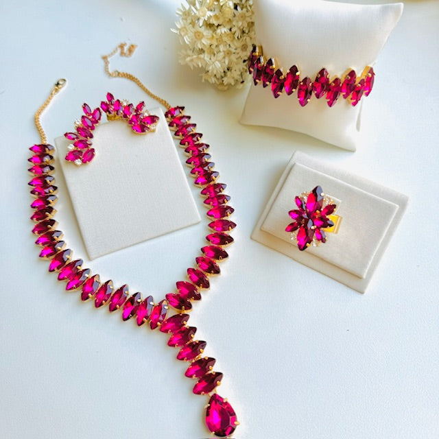 KIT COLAR, BRINCO, BRACELETE E ANEL REGULÁVEL ROSA PINK ARIEL