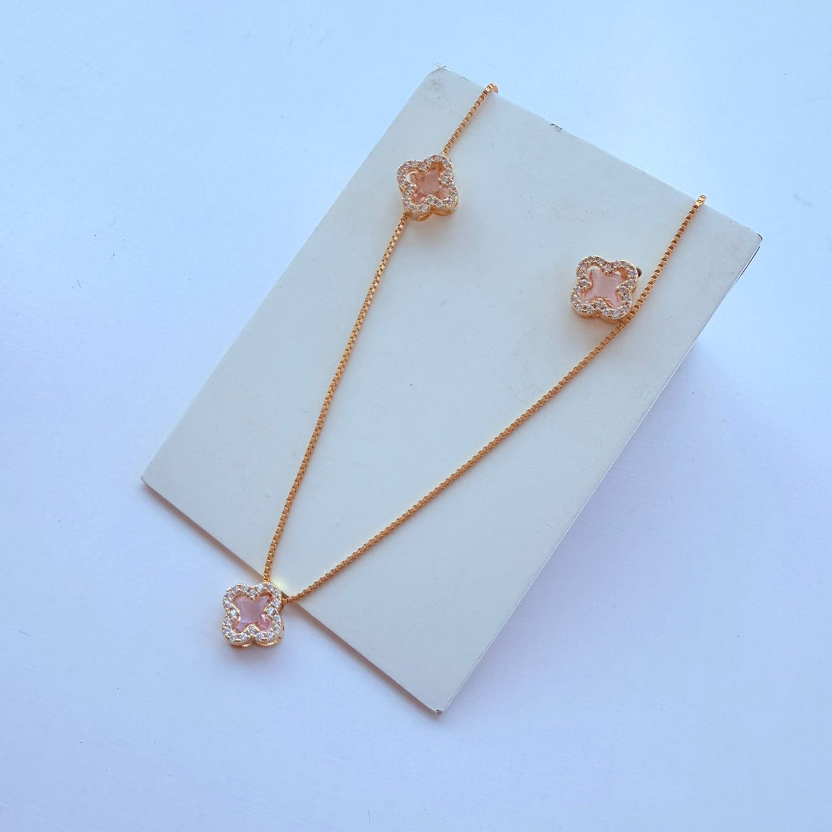 kit Colar e Brinco Trevo de Zircônia Rosa Claro Dourado