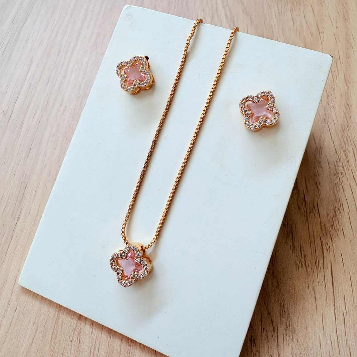 kit Colar e Brinco Trevo de Zircônia Rosa Claro Dourado