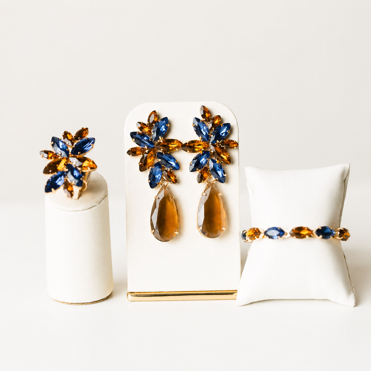 Kit de 3 Acessórios - Brinco, Anel Ajustável e Bracelete Marrom com Safira Dourado Londres