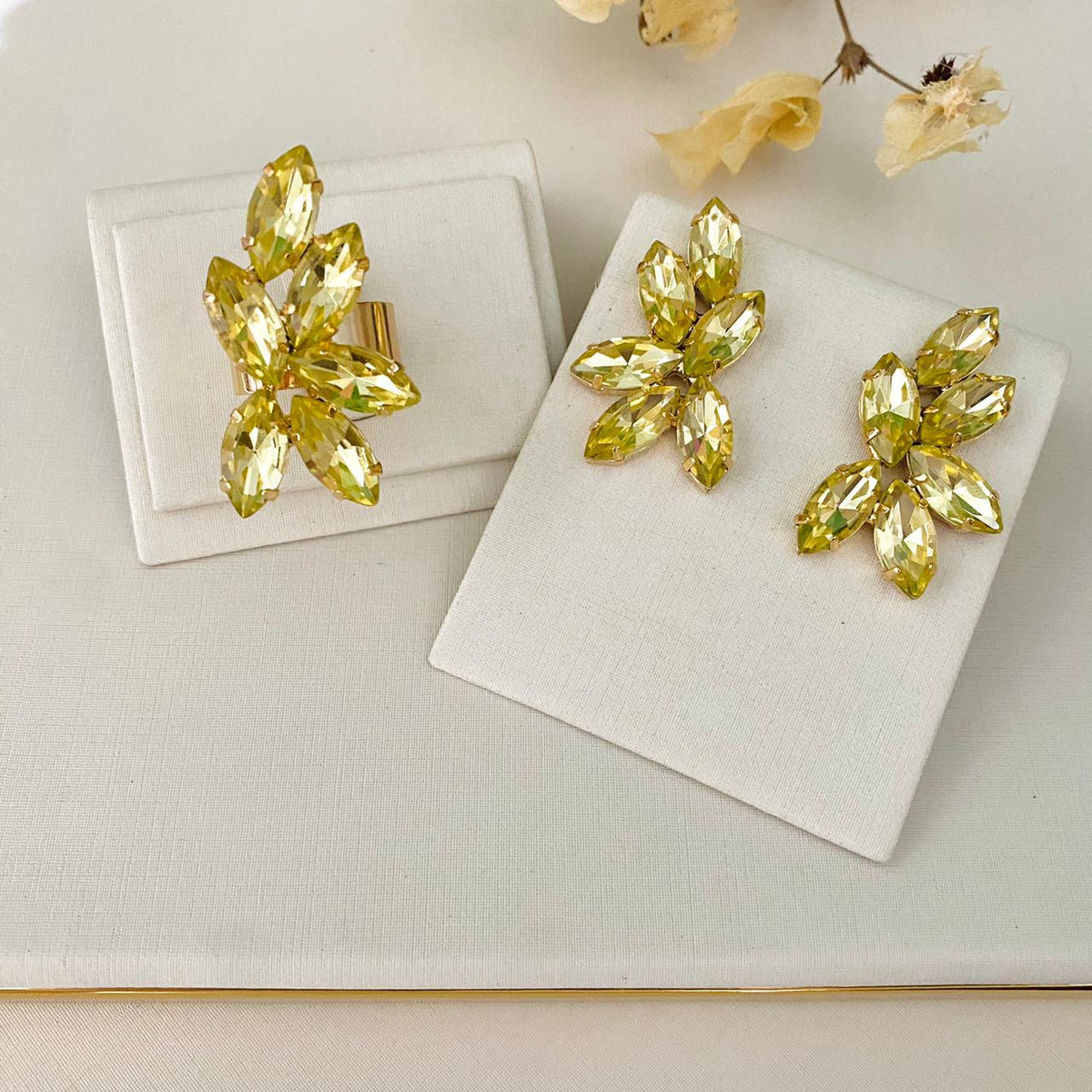 Kit Brinco e Anel Regulável Alê Amarelo Manteiga Dourado