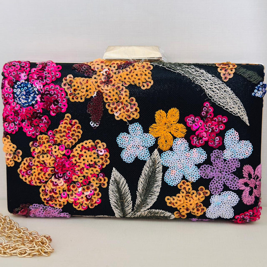 Clutch Bordada Preta com Detalhe Colorido