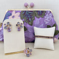 Kit 4 Peças Clutch Bordada, Brinco, Pulseira e Anel Regulável Broxn de Zircônia Tons de Lilás Banho Dourado