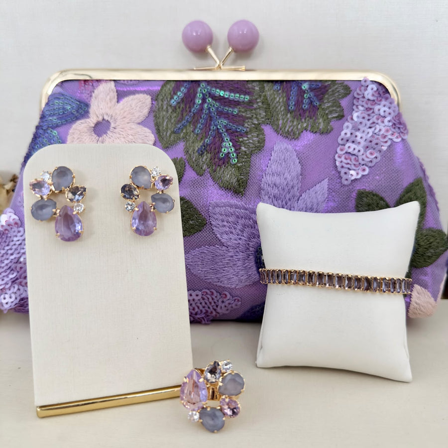 Kit 4 Peças Clutch Bordada, Brinco, Pulseira e Anel Regulável Broxn de Zircônia Tons de Lilás Banho Dourado