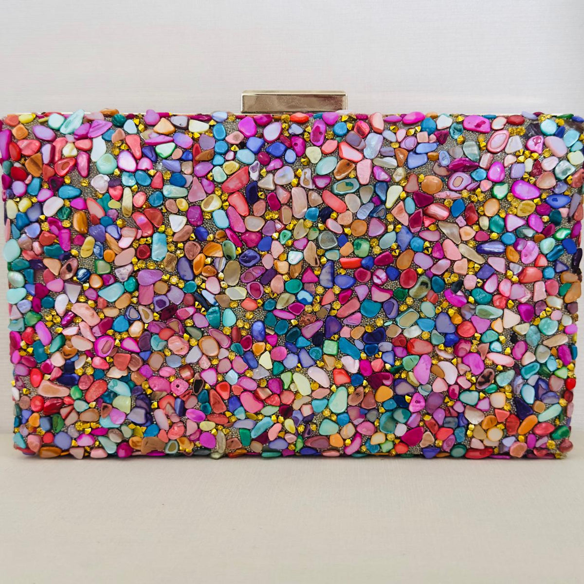 Clutch de Pedrinhas Colorida com Detalhe Dourado