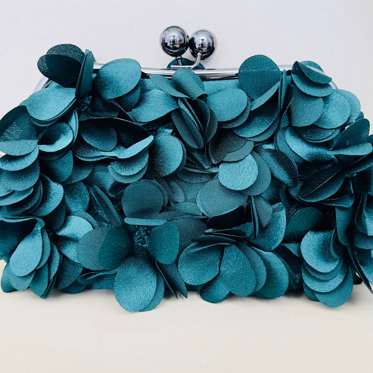 Clutch de Pétalas Verde Escura Detalhe Ônix