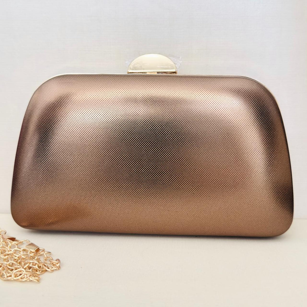 Clutch Metalizada Marrom com Detalhe Dourado