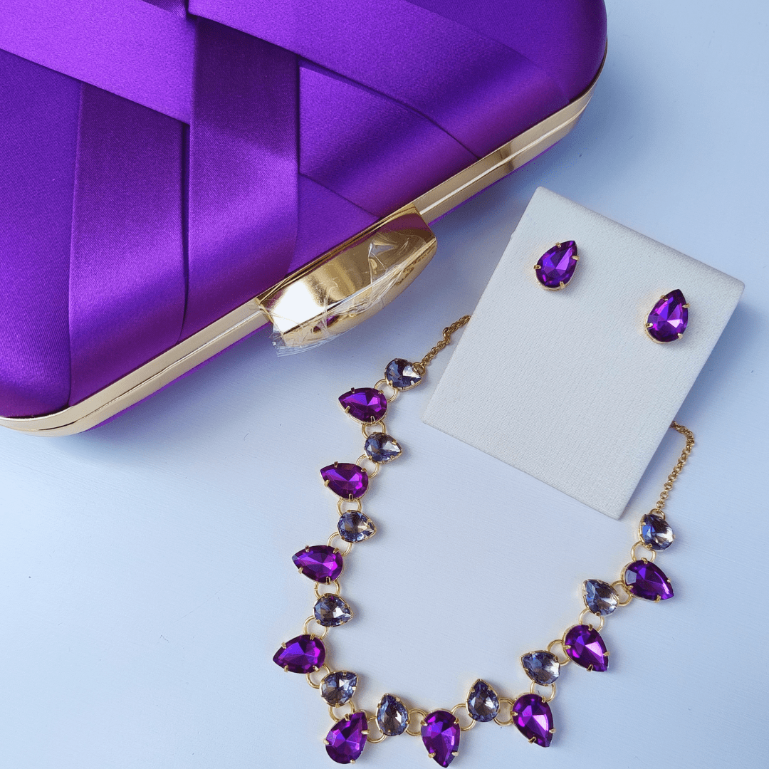 KIT COLAR BRINCO E CLUTCH MIRIAN- TONS DE ROXO Cor:TONS DE ROXO