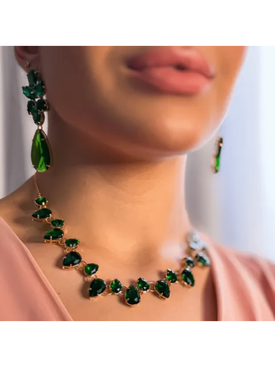 KIT COLAR, ANEL REGULÁVEL E BRINCO JULICAS DE ZIRCÔNIA ESMERALDA Cor:Verde Escuro