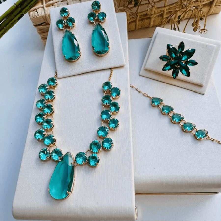 KIT COLAR, BRINCO, PULSEIRA E ANEL REGULÁVEL VERDE TURMALINA BARBARA Cor:Verde