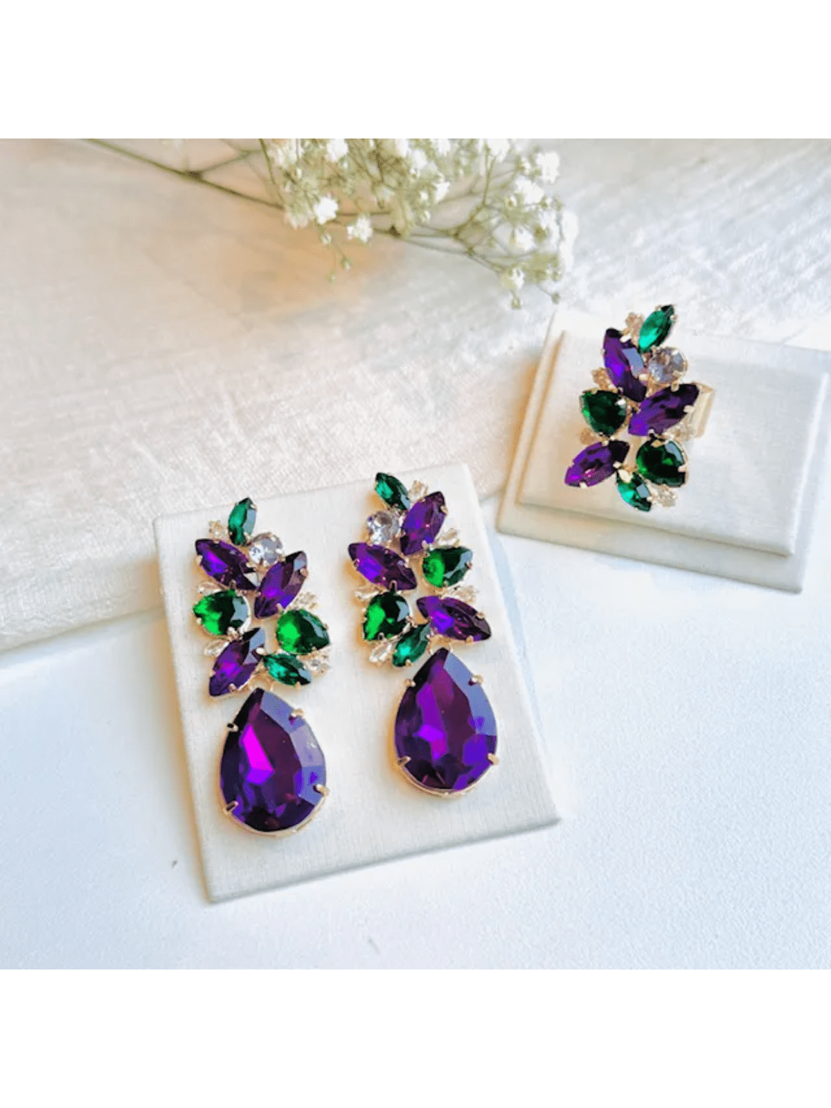 Kit Anel e BRINCO DE PEDRARIA EMILY TONS DE ROXO E ESMERALDA Cor:roxo com verde