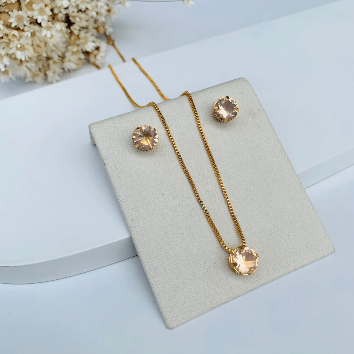 KIT COLAR COM BRINCO PONTO DE LUZ NUDE BANHO OURO Cor:NUDE