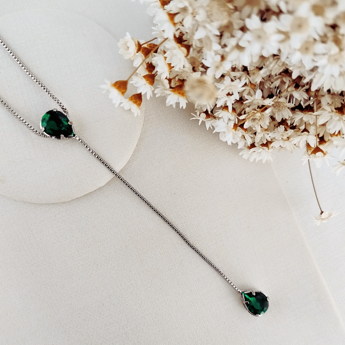 GRAVATINHA V E V MINI DE ZIRCONIA BANHO PRATA Cor:ESMERALDA