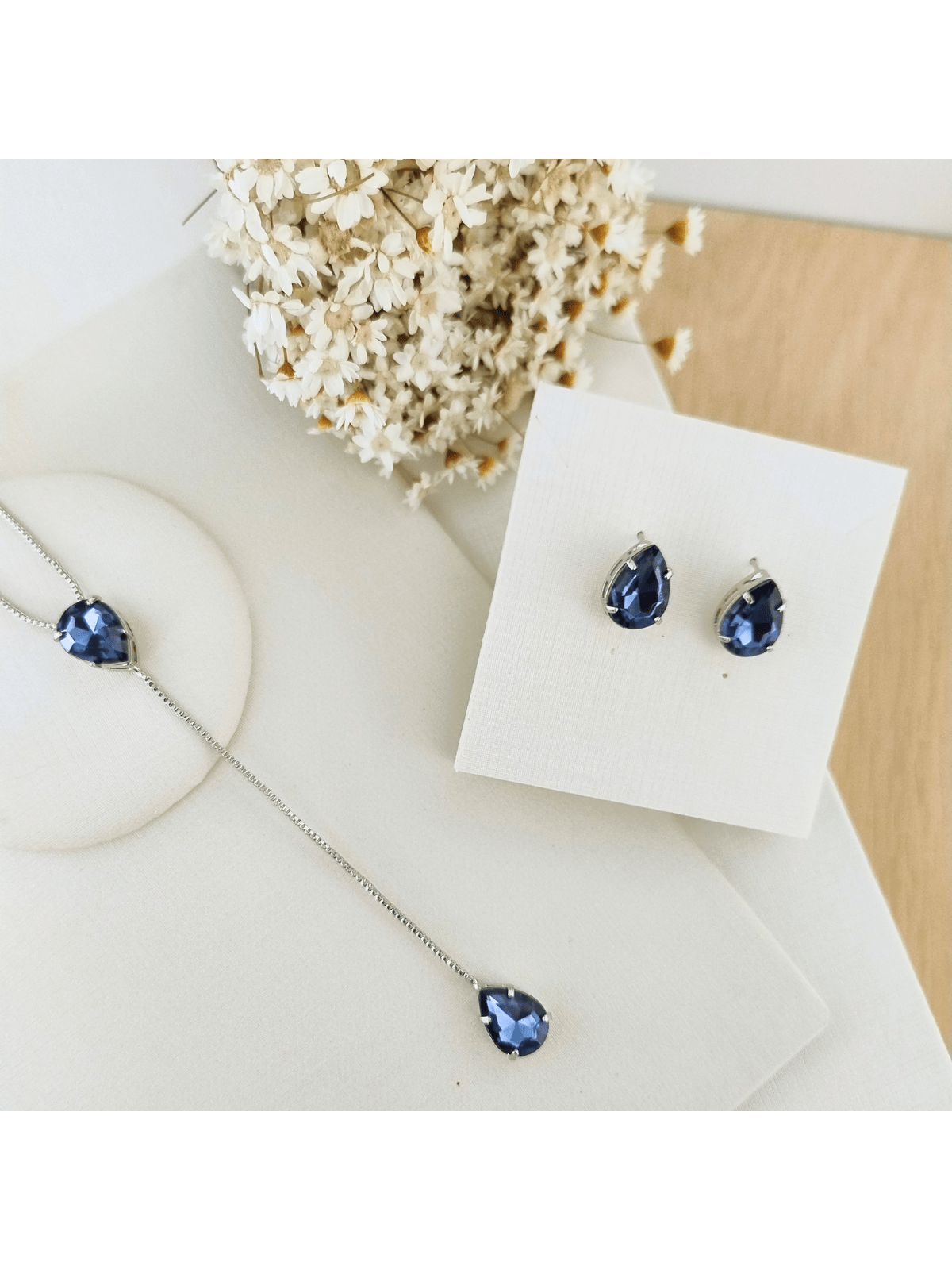 KIT COLAR COM BRINCO V E V BANHO PRATA Cor:AZUL SAFIRA