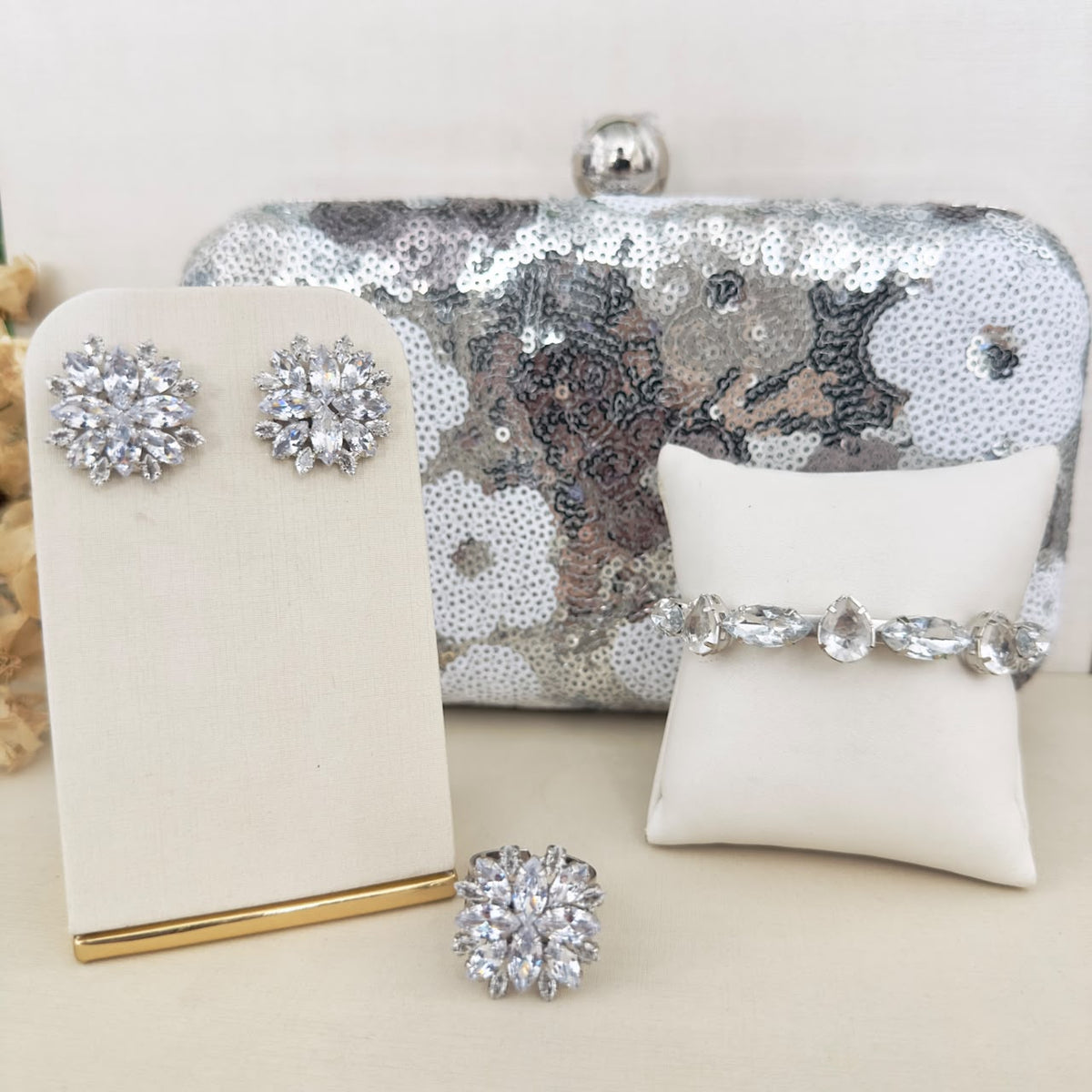 Kit 4 Peças Clutch Bordada, Brinco, Bracelete e Anel Regulável Soraya de Zircônia Cristal Banho Prata