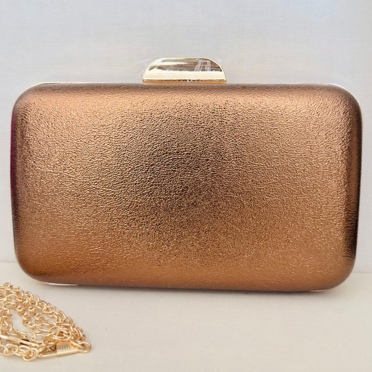 Clutch Marrom Cobre Metalizada com Detalhe Dourado