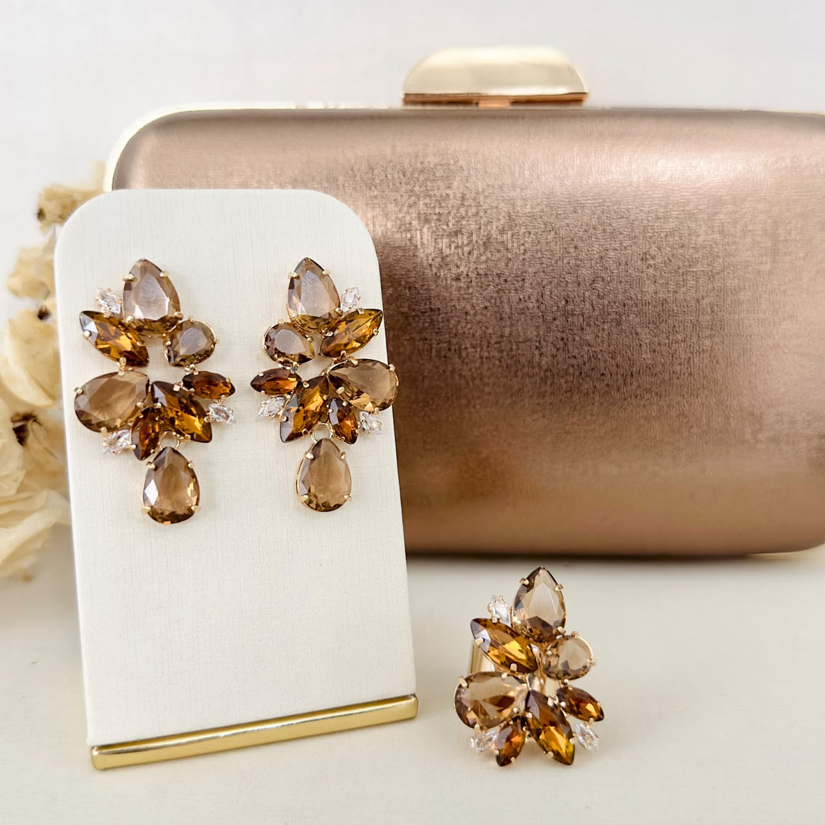 Kit Clutch, Brinco e Anel Regulável Gaby Tons de Marrom Banho Dourado