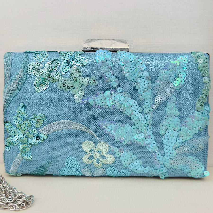Clutch Bordada Azul Claro com Menta Detalhe Prata