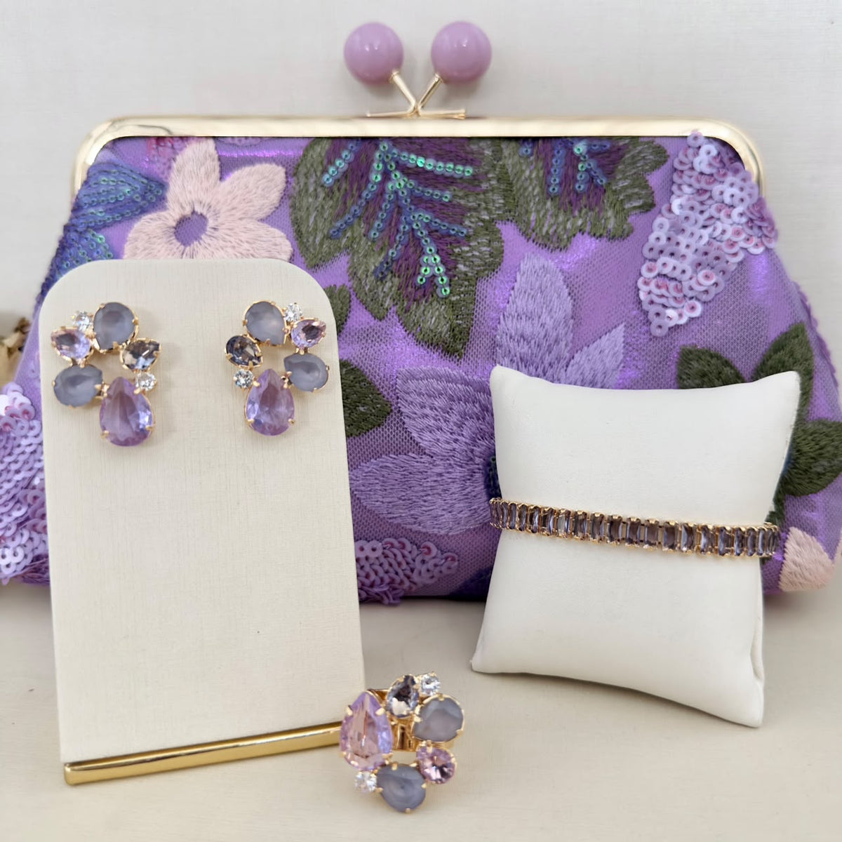Kit 4 Peças Clutch Bordada, Brinco, Pulseira e Anel Regulável Broxn de Zircônia Tons de Lilás Banho Dourado