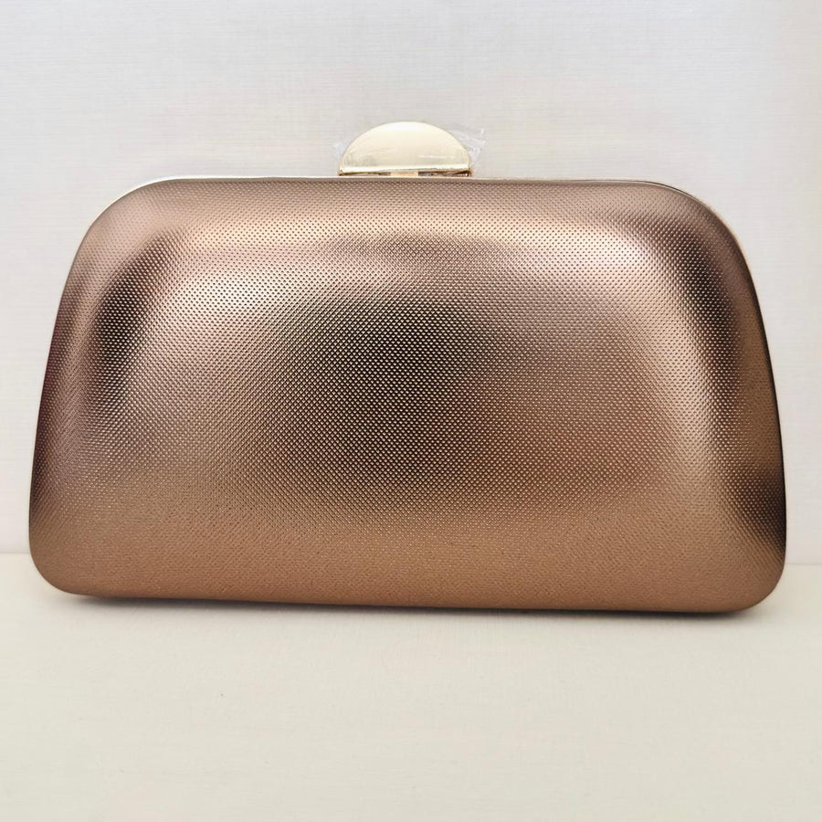 Clutch Metalizada Marrom com Detalhe Dourado