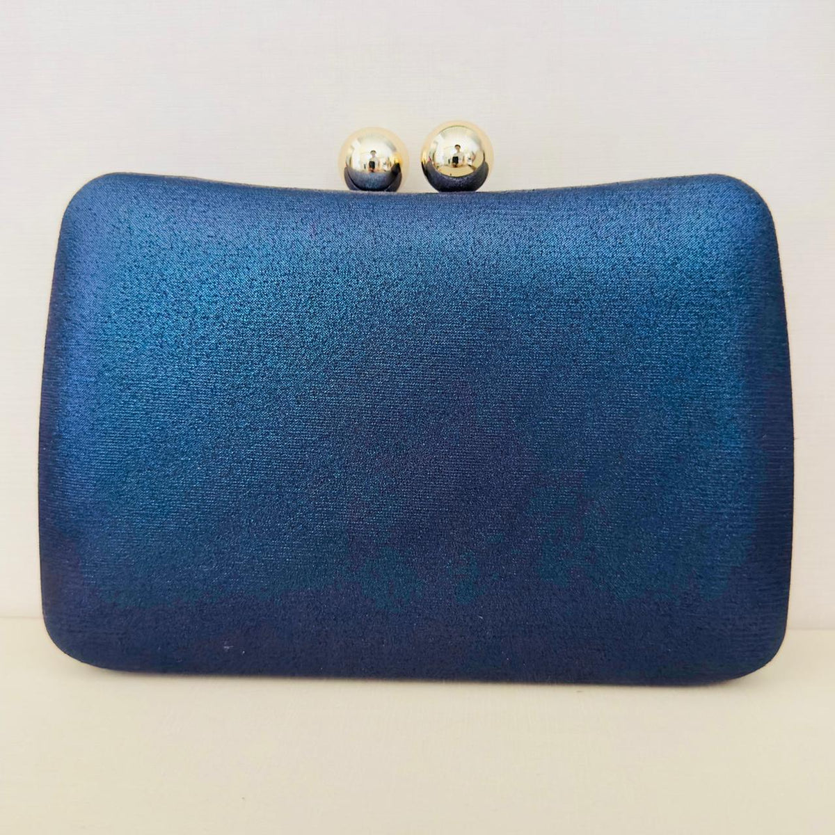 Clutch Metalizada Azul Safira com Detalhe Dourado