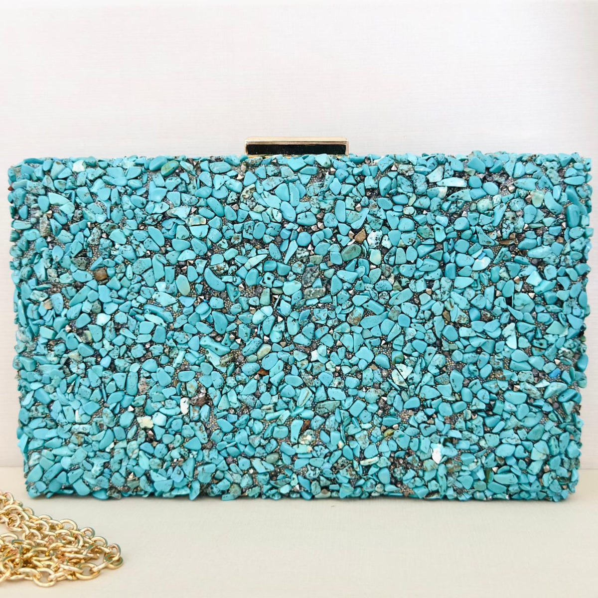 Clutch de Pedrinhas Azul Claro Turquesa Detalhe Dourado
