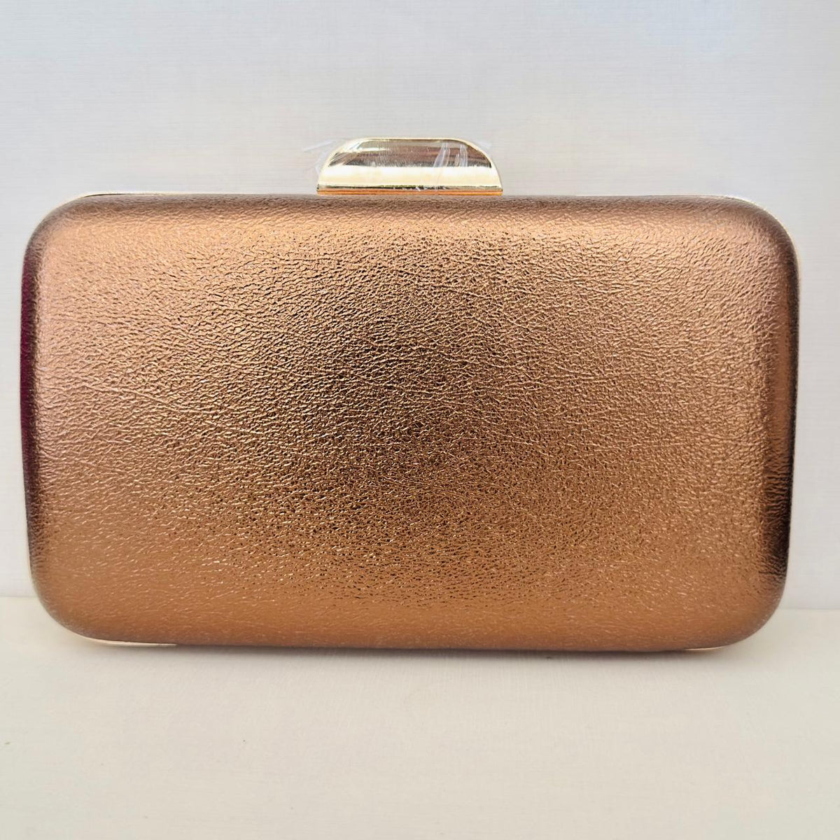 Clutch Marrom Cobre Metalizada com Detalhe Dourado