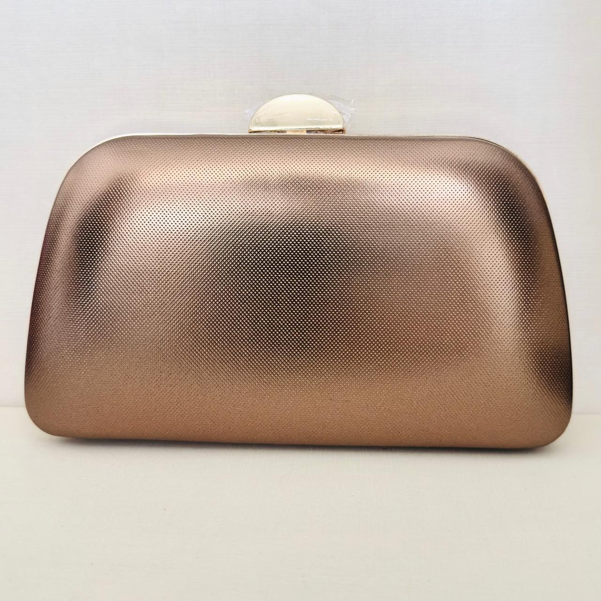 Clutch Metalizada Marrom com Detalhe Dourado