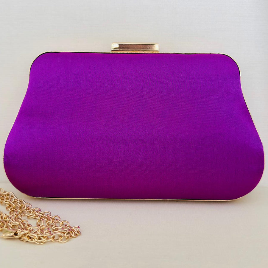 Clutch de Cetim Roxa com Detalhe Dourado