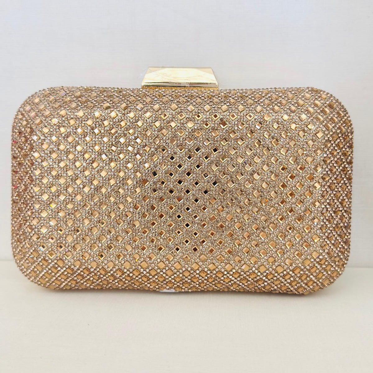 Clutch de Brilho Nude com Detalhe Dourado