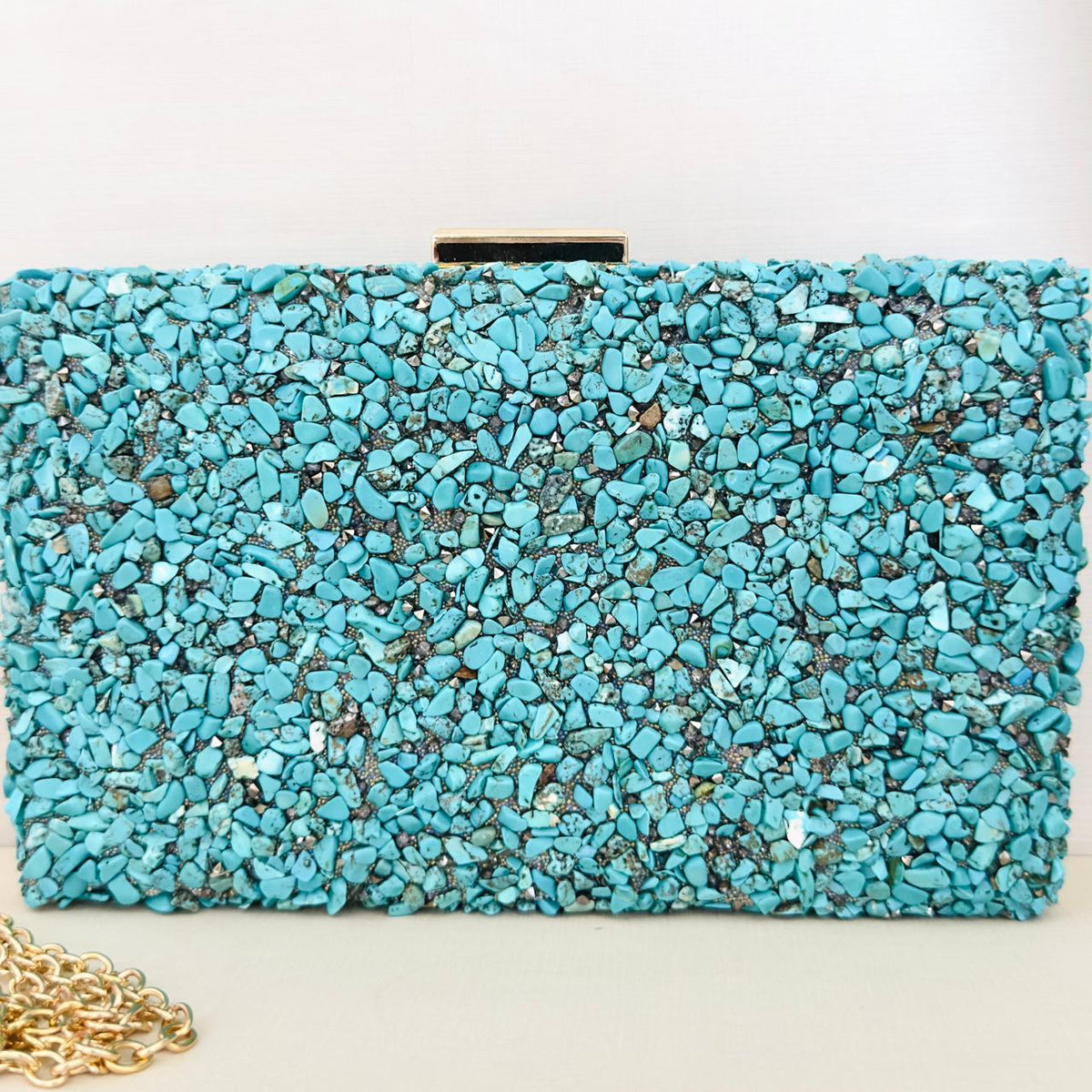 Clutch de Pedrinhas Azul Claro Turquesa Detalhe Dourado