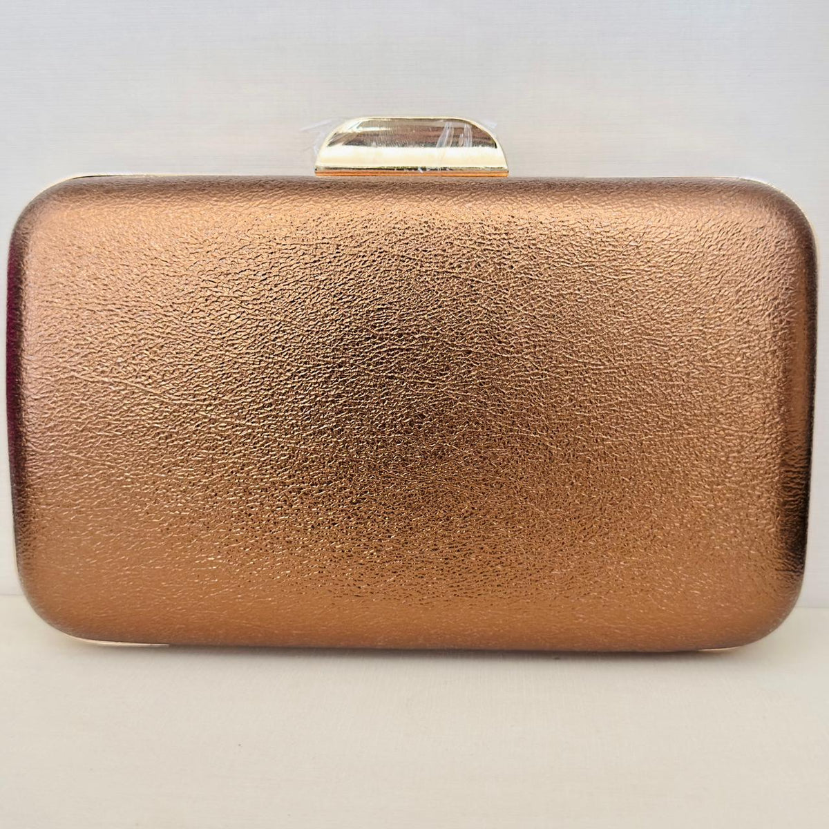 Clutch Marrom Cobre Metalizada com Detalhe Dourado